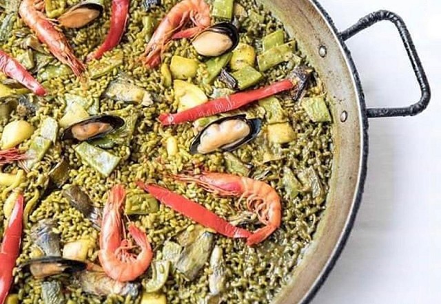 Paella de sepia, alcachofas y gambas