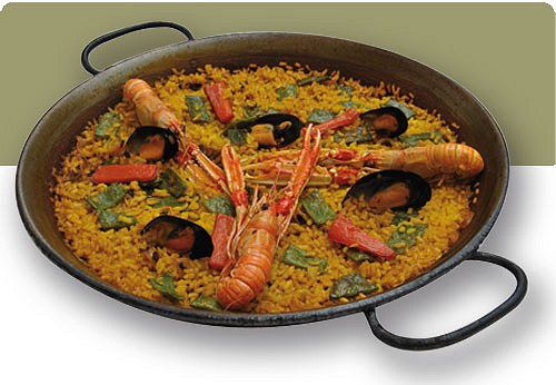 Paella con cigalas, calamares y ajos tiernos