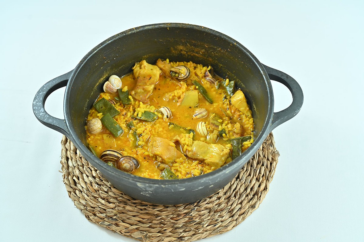 Arroz meloso con verduras, conejo y caracoles