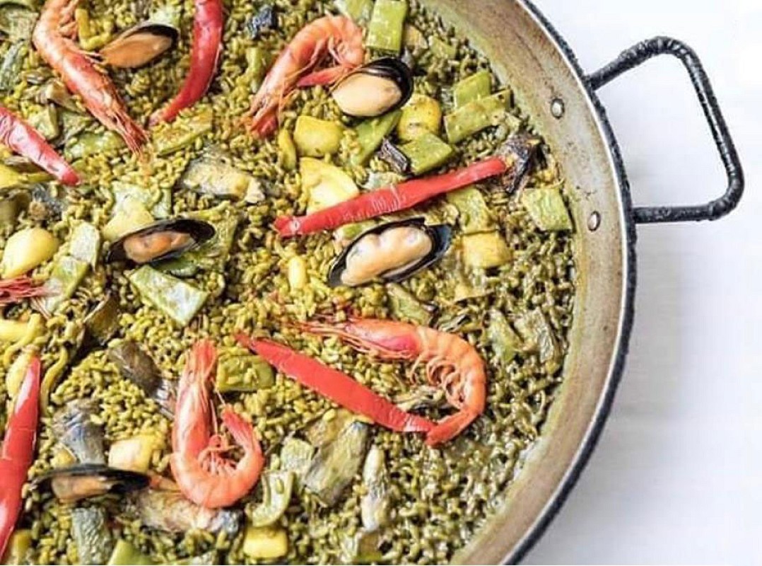 Paella de sepia, alcachofas y gambas
